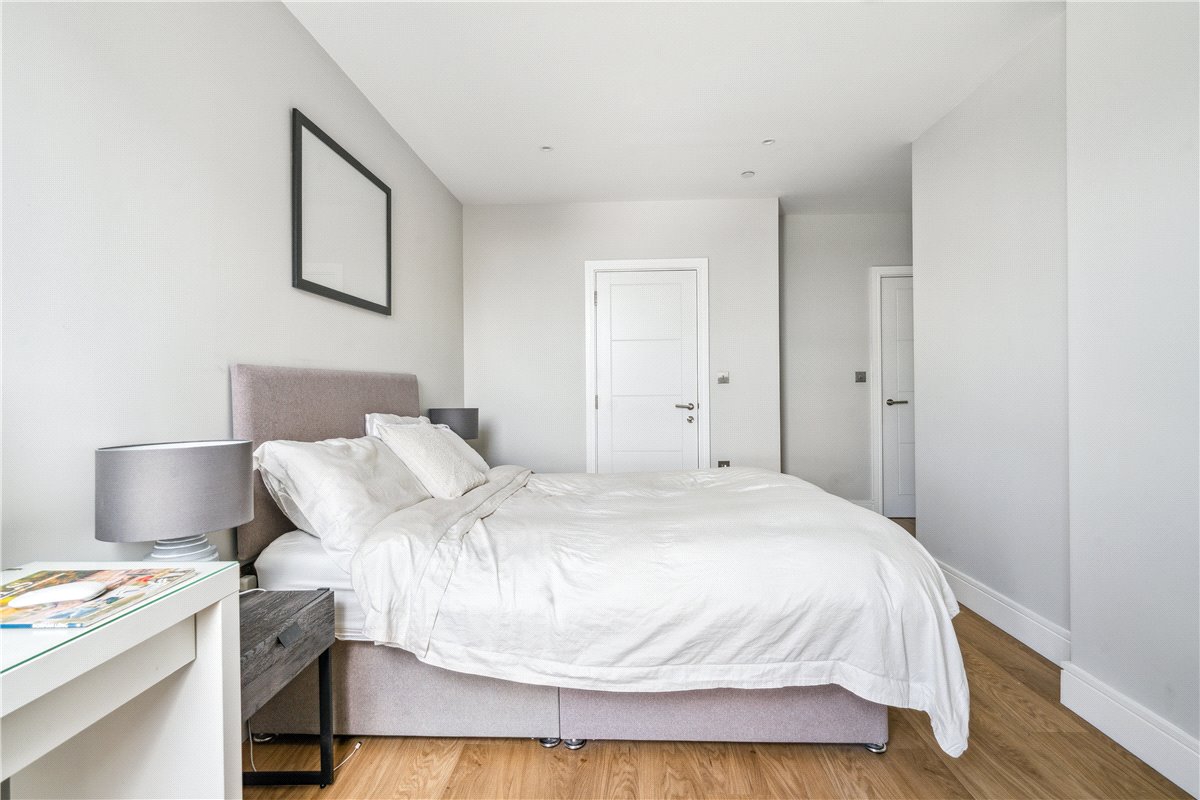 2 bedroom Flat, Greyhound Parade, London, SW17 - , Image 4