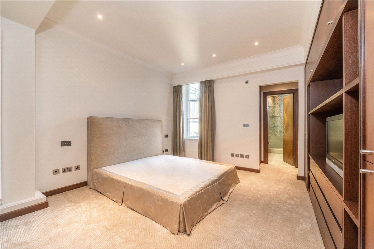 3 bedroom Flat, Grosvenor Square, Mayfair, W1K - Available, Image 8