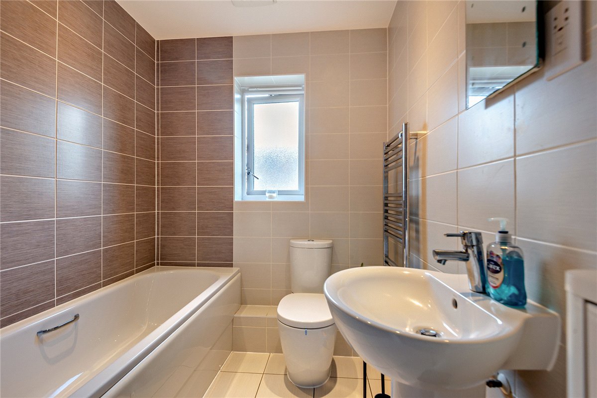 2 bedroom Flat, Carpenters Close, Newbury, RG14 - Available, Image 7