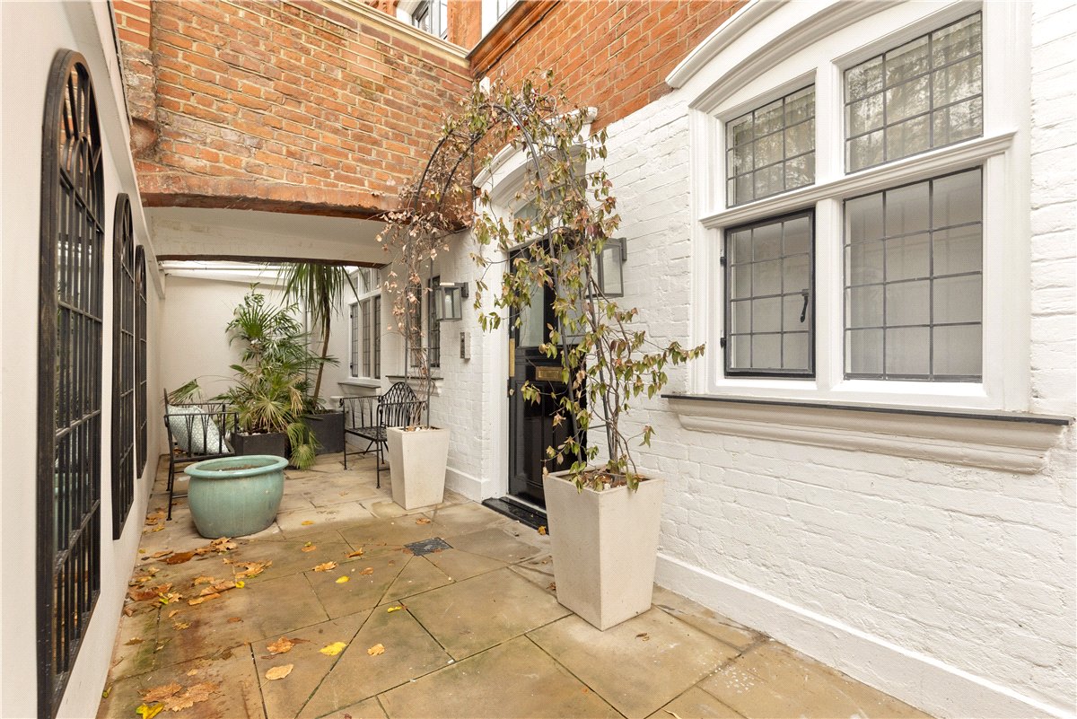 2 bedroom Flat, Cadogan Square, Chelsea, SW1X - Available, Image 2