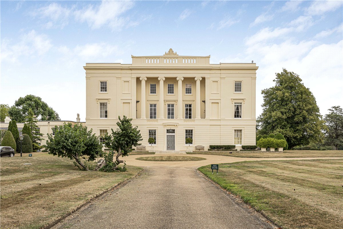 3 bedroom Flat, Burton Park, Duncton, GU28 - Available