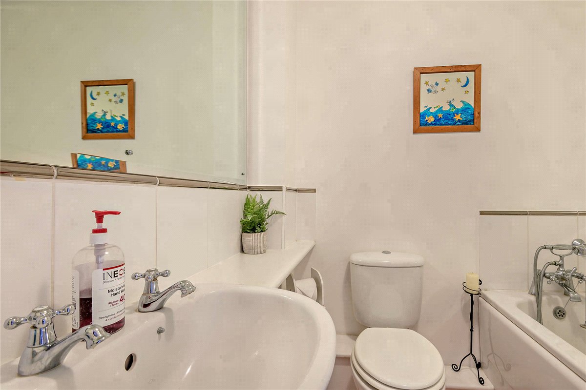 3 bedroom House, Urquhart Road, Thatcham, RG19 - Available, Image 13