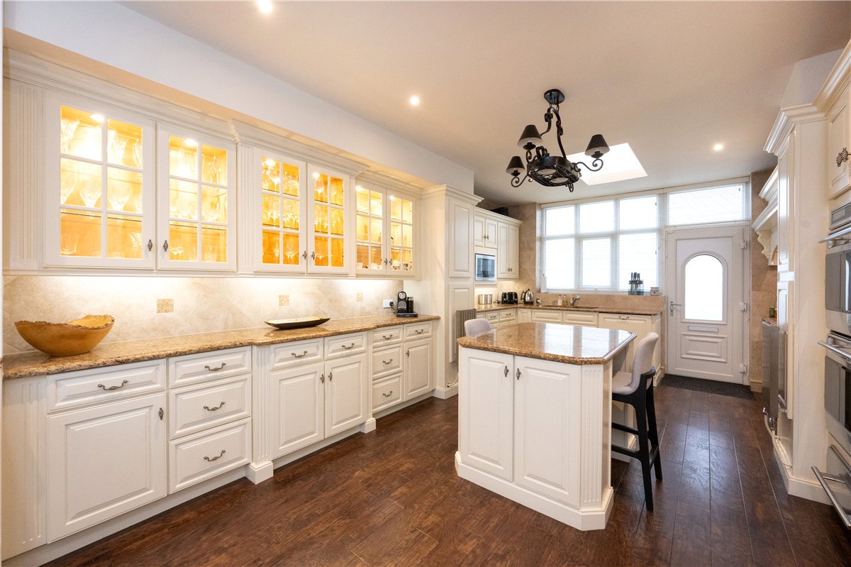 4 bedroom House, Windsor Court, West Park, HG1 - Available, Image 2