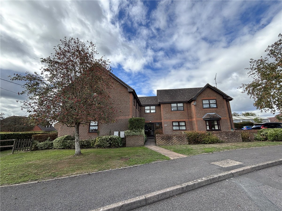 2 bedroom Flat, Stretton Close, Bradfield Southend, RG7 - Available