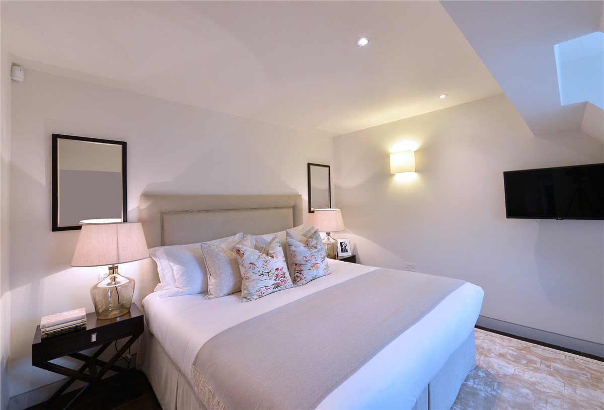 2 bedroom Flat, Duke Street, Mayfair, W1K - Available, Image 5