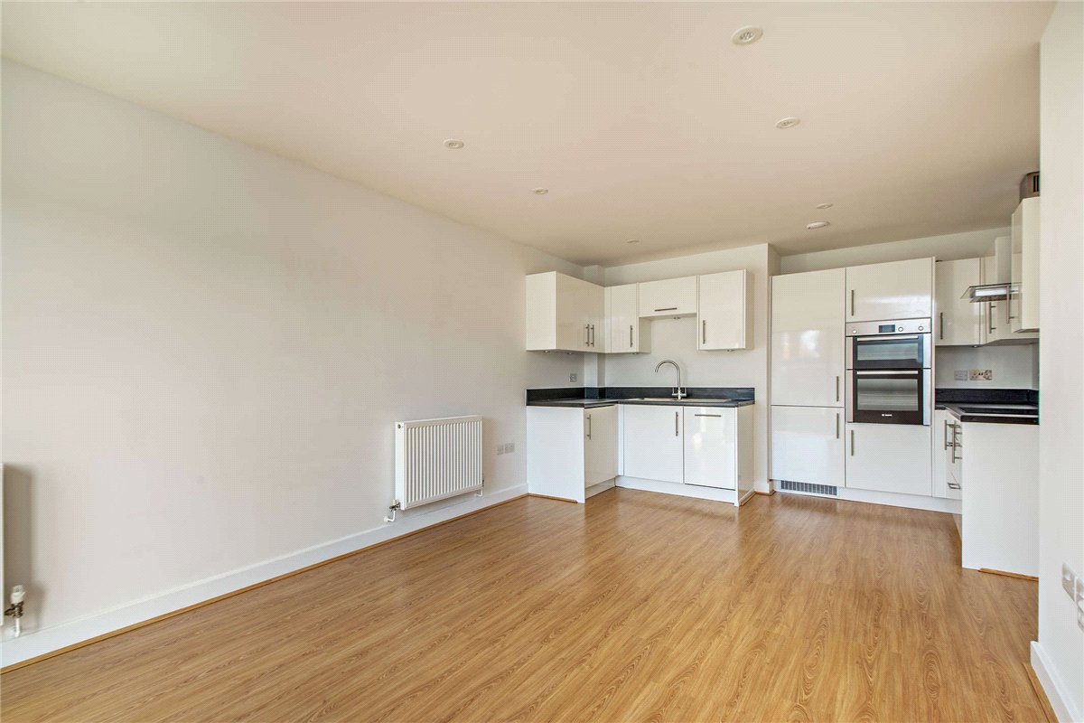 2 bedroom Flat, West Street, Newbury, RG14 - Available, Image 2