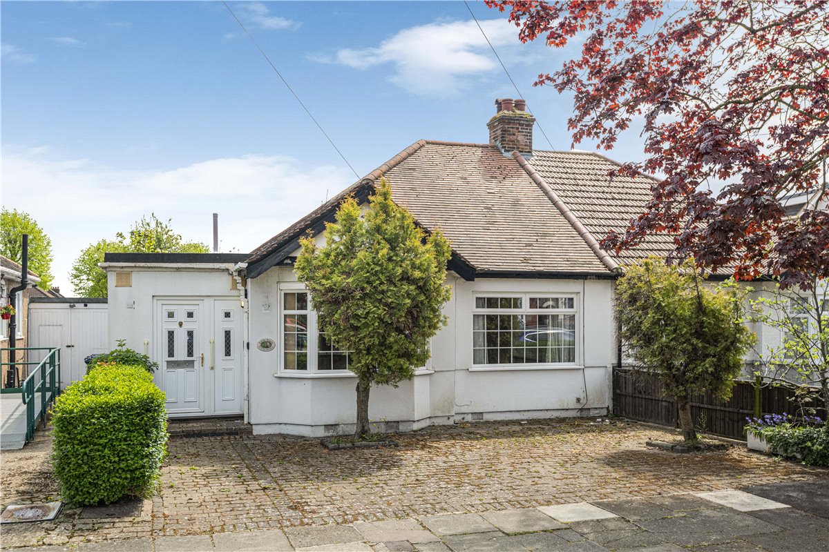3 bedroom Bungalow, Islip Gardens, Northolt, UB5 - Sold