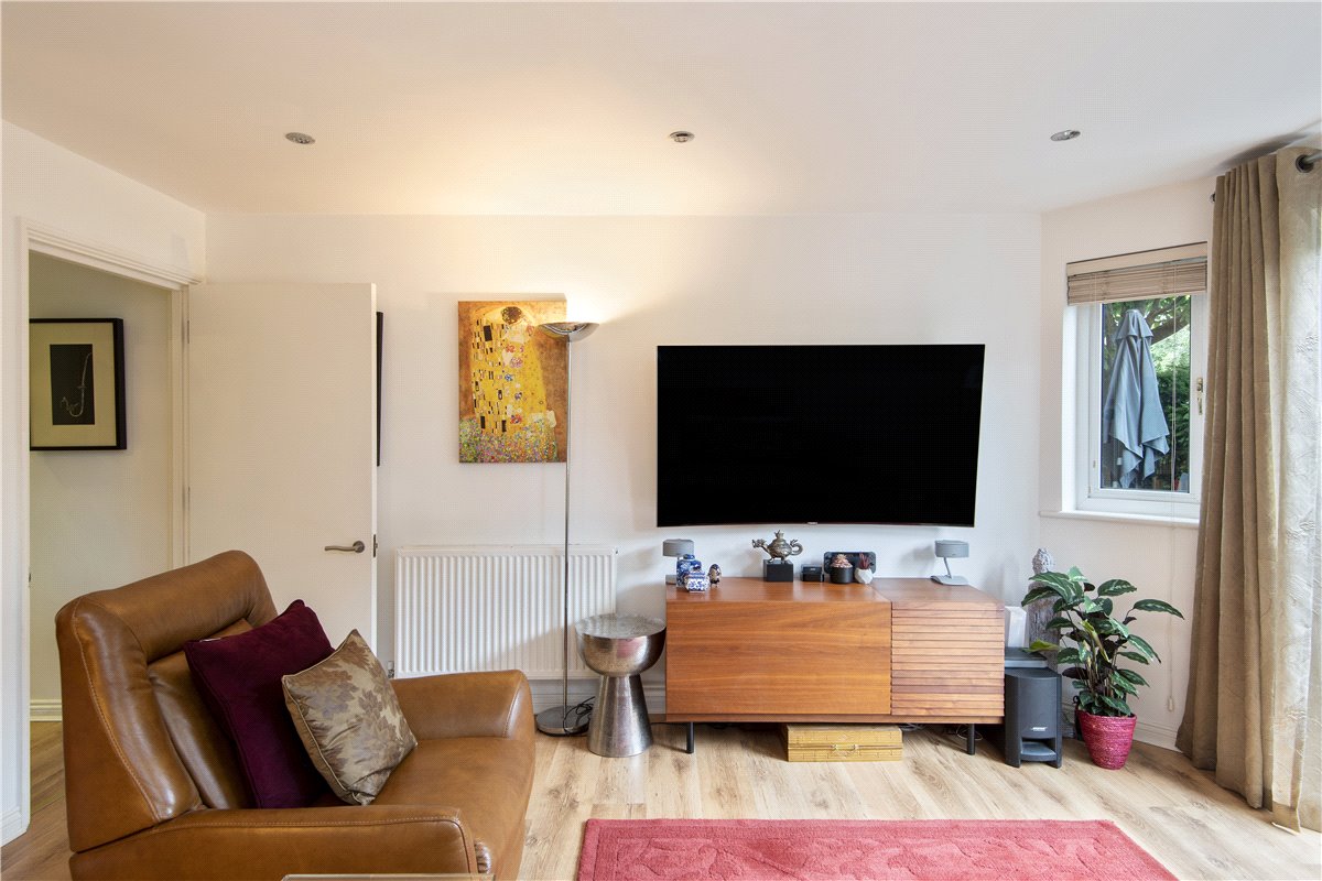 2 bedroom Flat, St. James's Drive, Wandsworth Common/Balham, SW12 - Sold