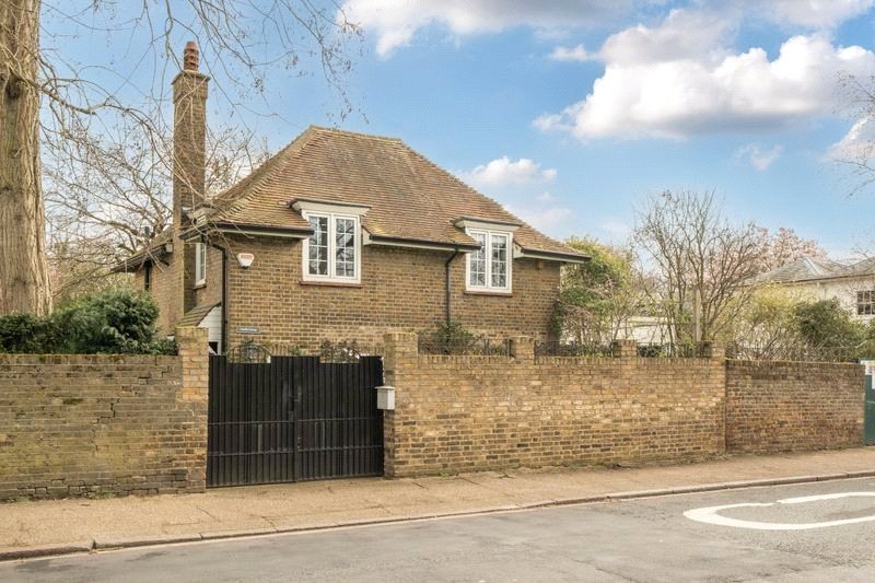 2 bedroom Cottage, Upper Ham Road, Richmond, TW10 - Available