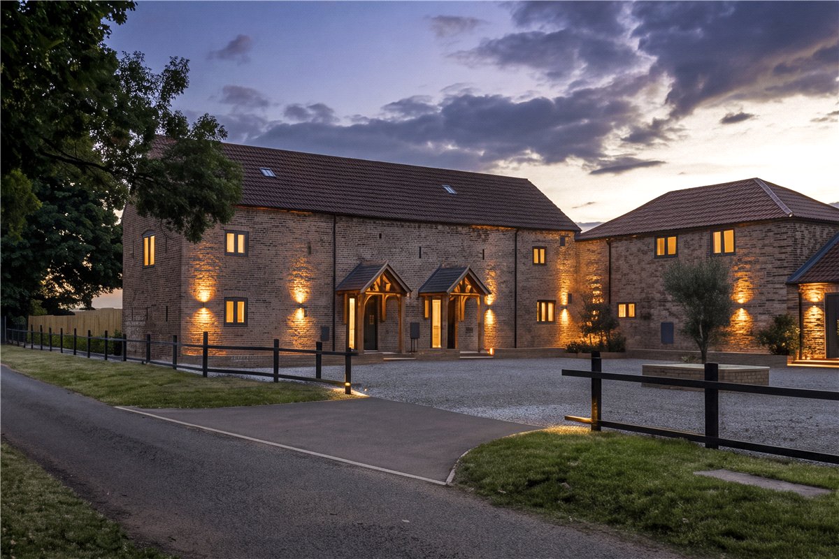 4 bedroom Cottage, Camela Lane, Camblesforth, YO8 - Available
