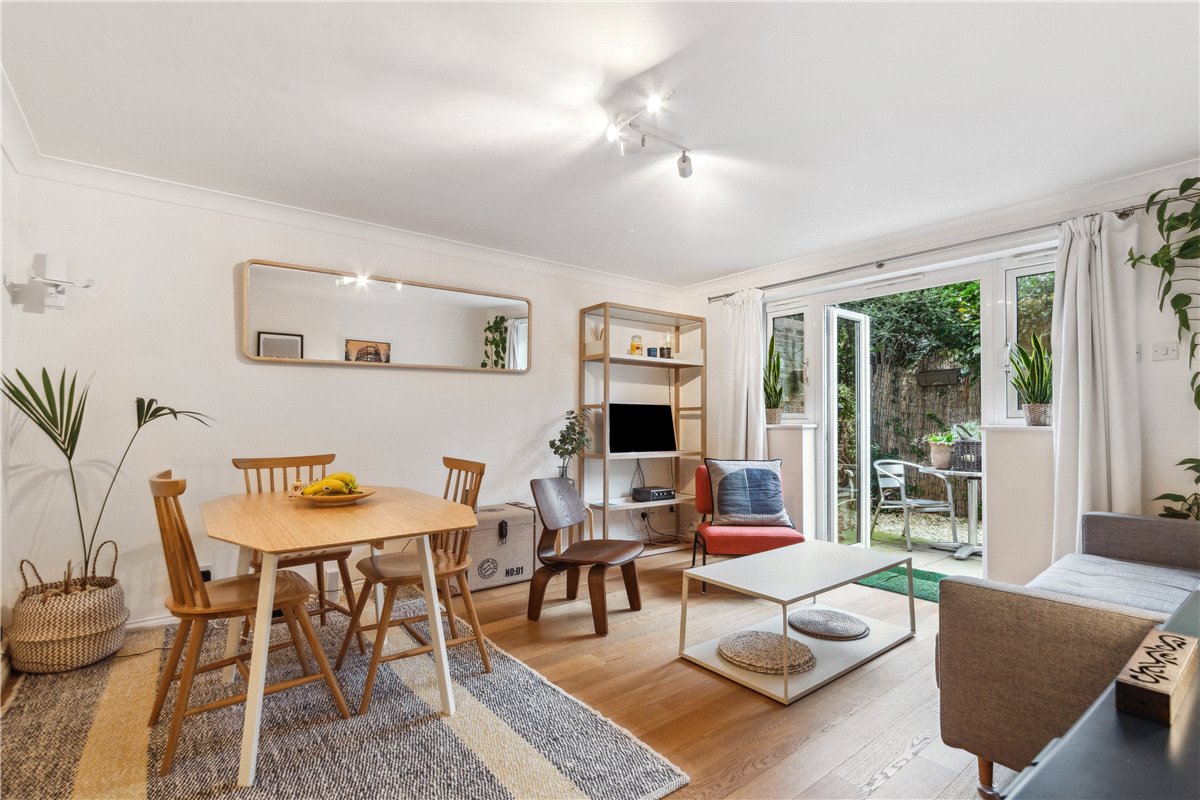 2 bedroom Flat, St. James's Drive, London, SW12 - Sold STC