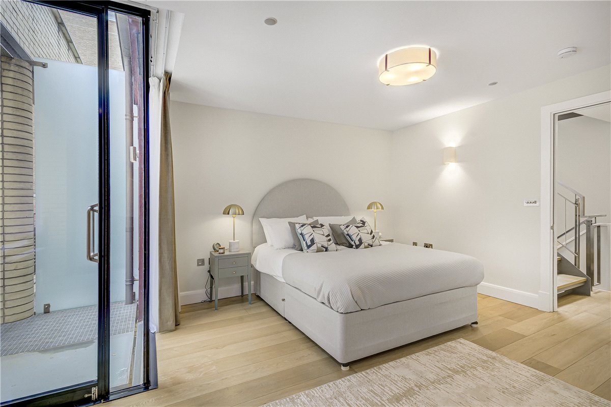 3 bedroom House, Cavendish Mews South, Marylebone, W1W - Available, Image 7