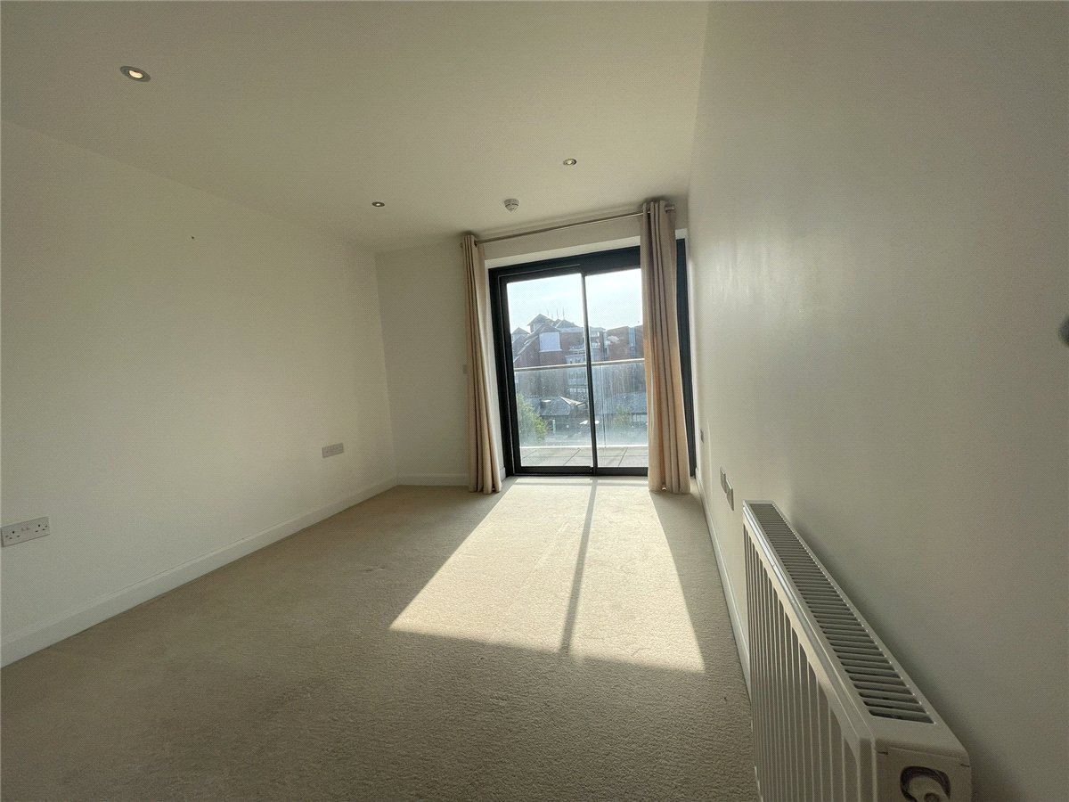2 bedroom Flat, Racecourse Road, Newbury, RG14 - , Image 5