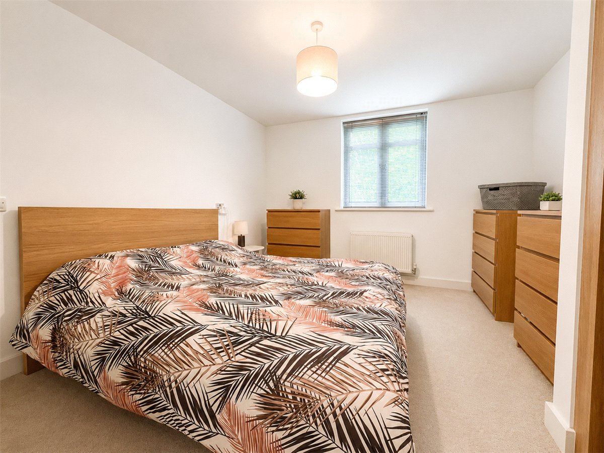 2 bedroom Flat, Fraser Gardens, Winchester, SO22 - , Image 4