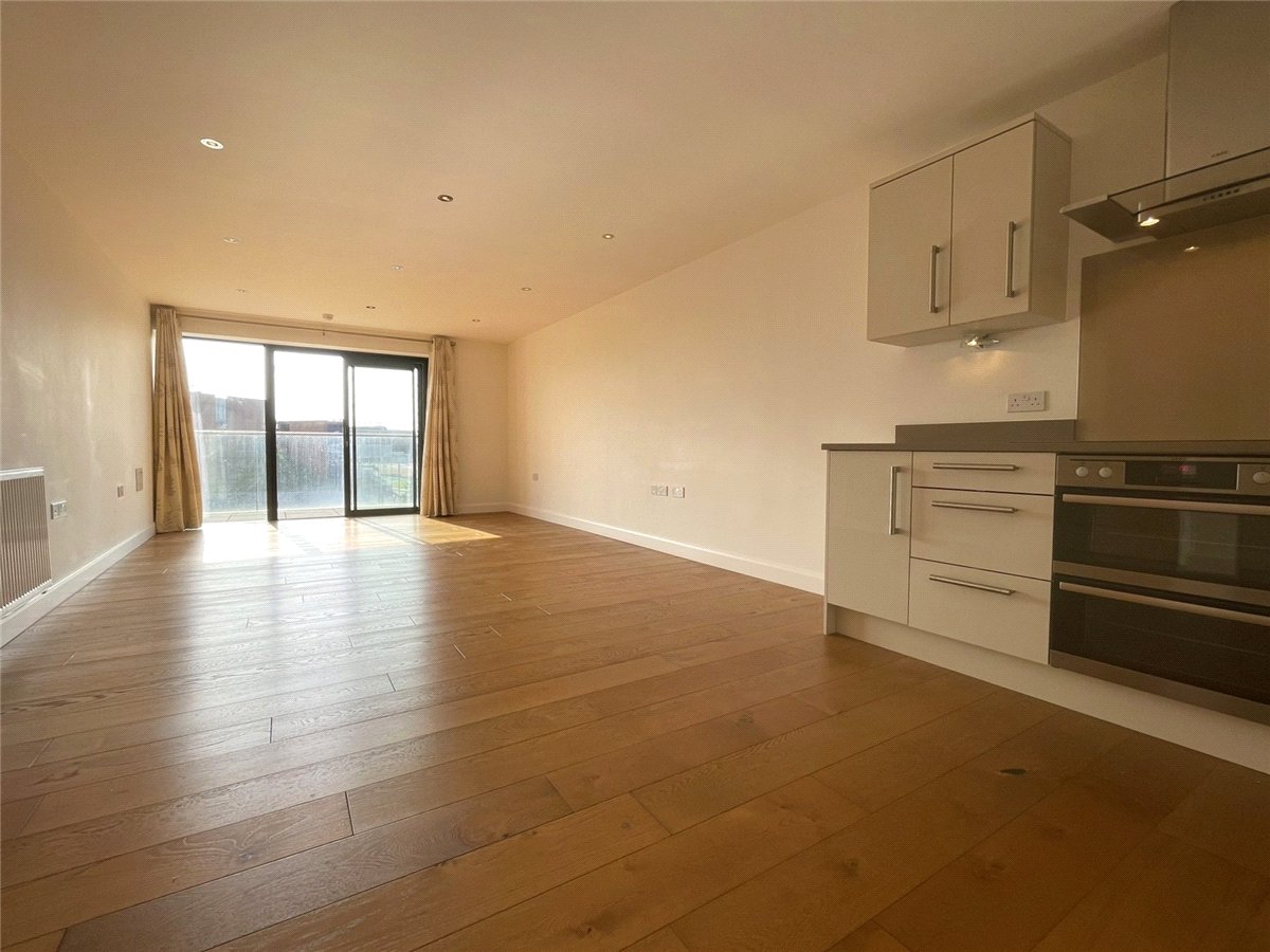 2 bedroom Flat, Racecourse Road, Newbury, RG14 - , Image 2
