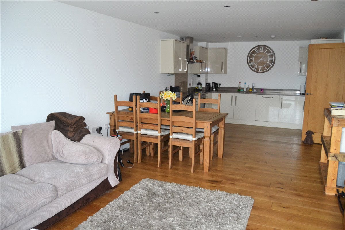 2 bedroom Flat, Racecourse Road, Newbury, RG14 - , Image 2