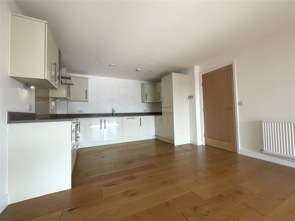 2 bedroom Flat, Racecourse Road, Newbury, RG14 - , Image 2