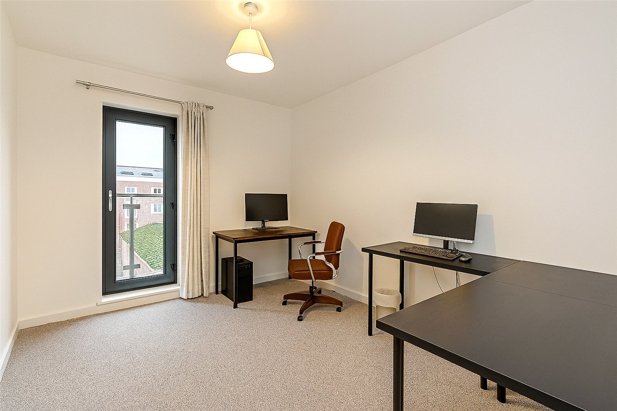 2 bedroom Flat, West Street, Newbury, RG14 - Available, Image 2