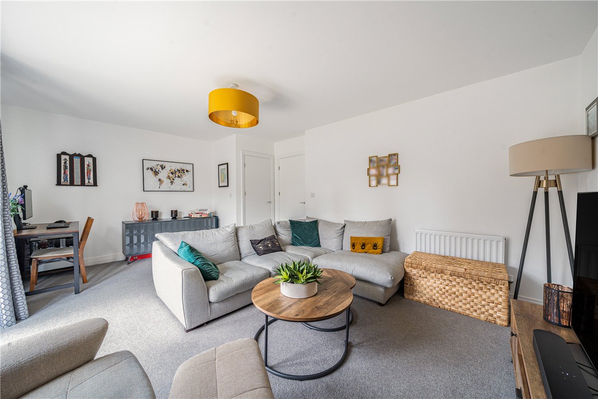 3 bedroom House, Fearnley Close, Glebe Farm, MK17 - , Image 2