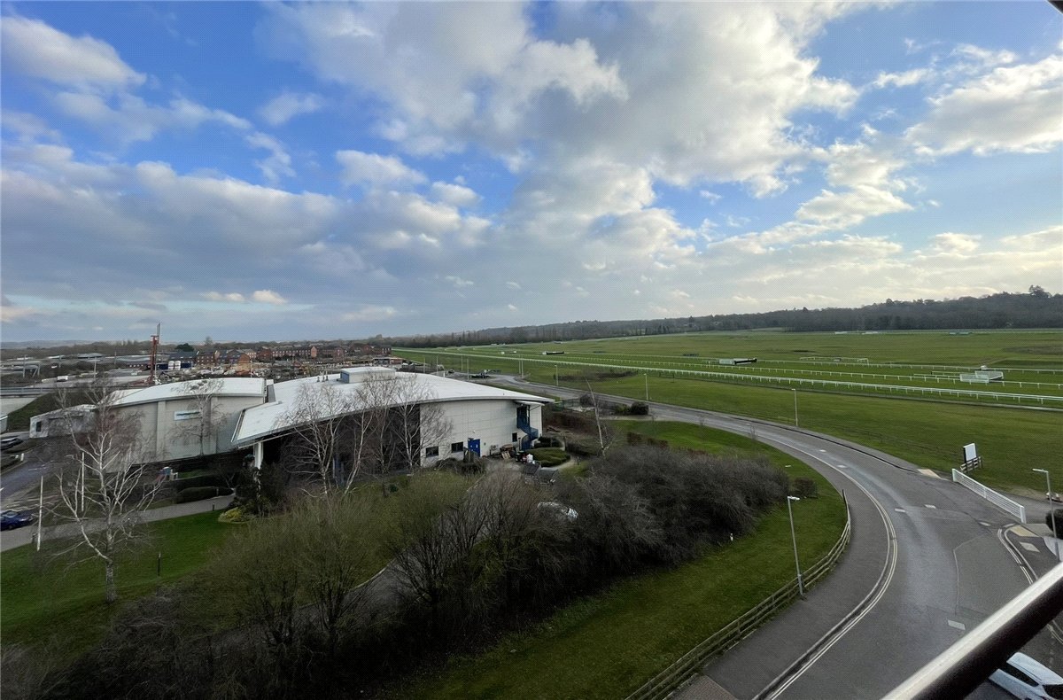 2 bedroom Flat, Kingman Way, Newbury, RG14 - Available, Image 3