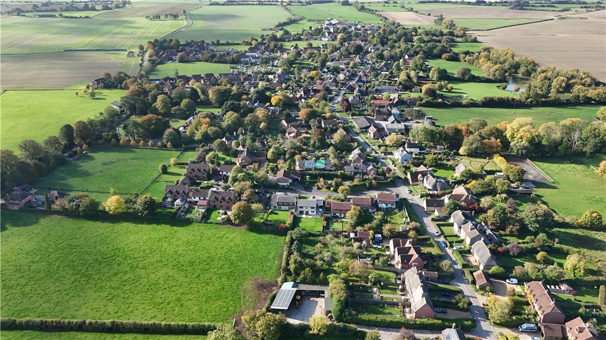 4 bedroom House, Matthews Close, All Cannings, SN10 - Available, Image 2