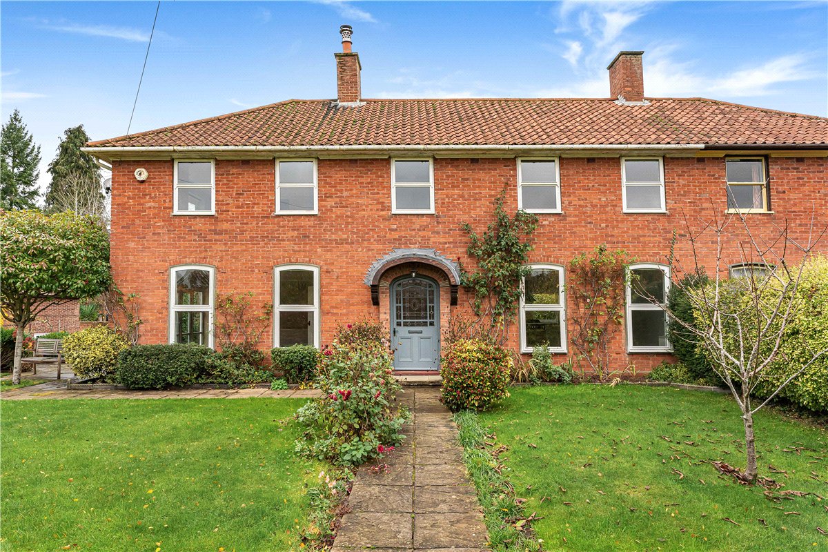 3 bedroom House, Vicarage Road, Stoneleigh, CV8 - Sold STC