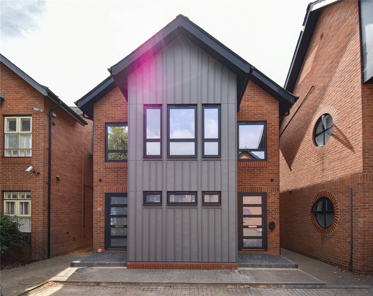 2 bedroom Flat, Wellington Court, Wellington Street, CB1 - Available