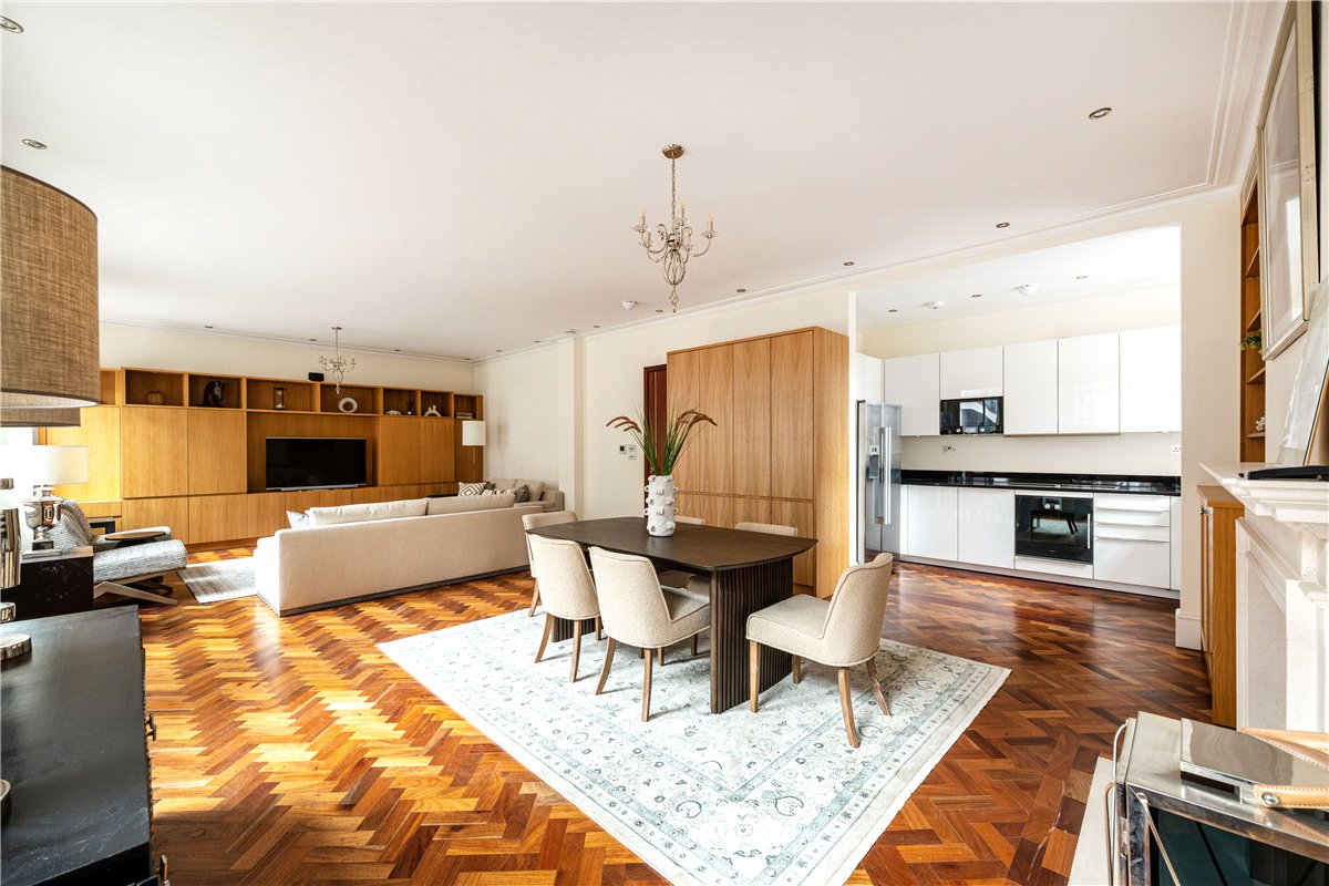 2 bedroom Flat, Grosvenor Square, Mayfair, W1K - Available, Image 2