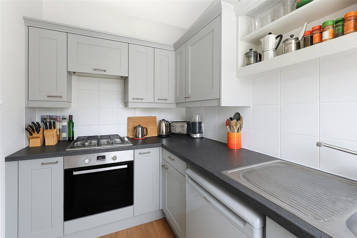2 bedroom Flat, St. James's Drive, London, SW17 - Available