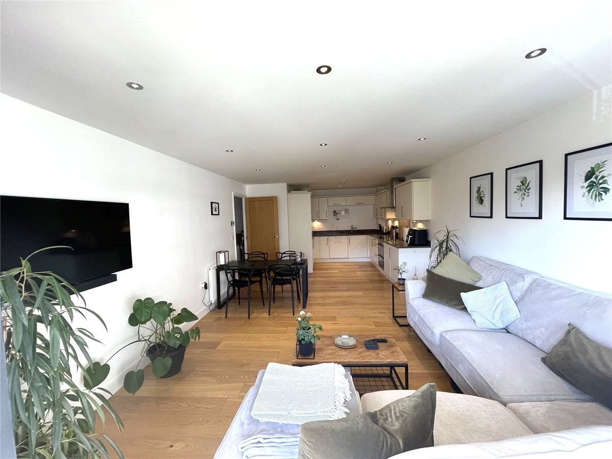 2 bedroom Flat, Racecourse Road, Newbury, RG14 - Available, Image 1
