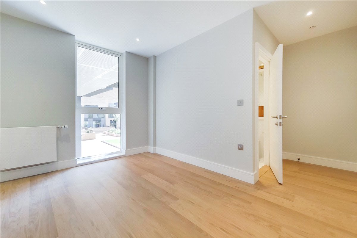 3 bedroom Maisonette, Greyhound Parade, Wimbledon Grounds, London, SW17 - , Image 4
