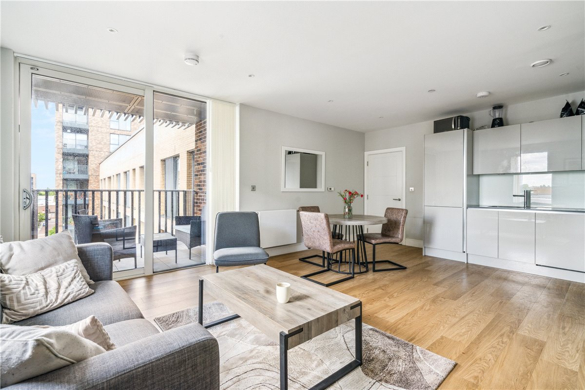 2 bedroom Flat, Greyhound Parade, London, SW17 - 