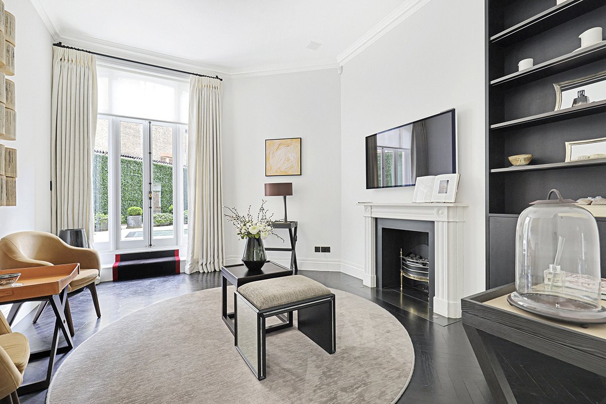 3 bedroom Flat, Pont Street, Knightsbridge, SW1X - Available
