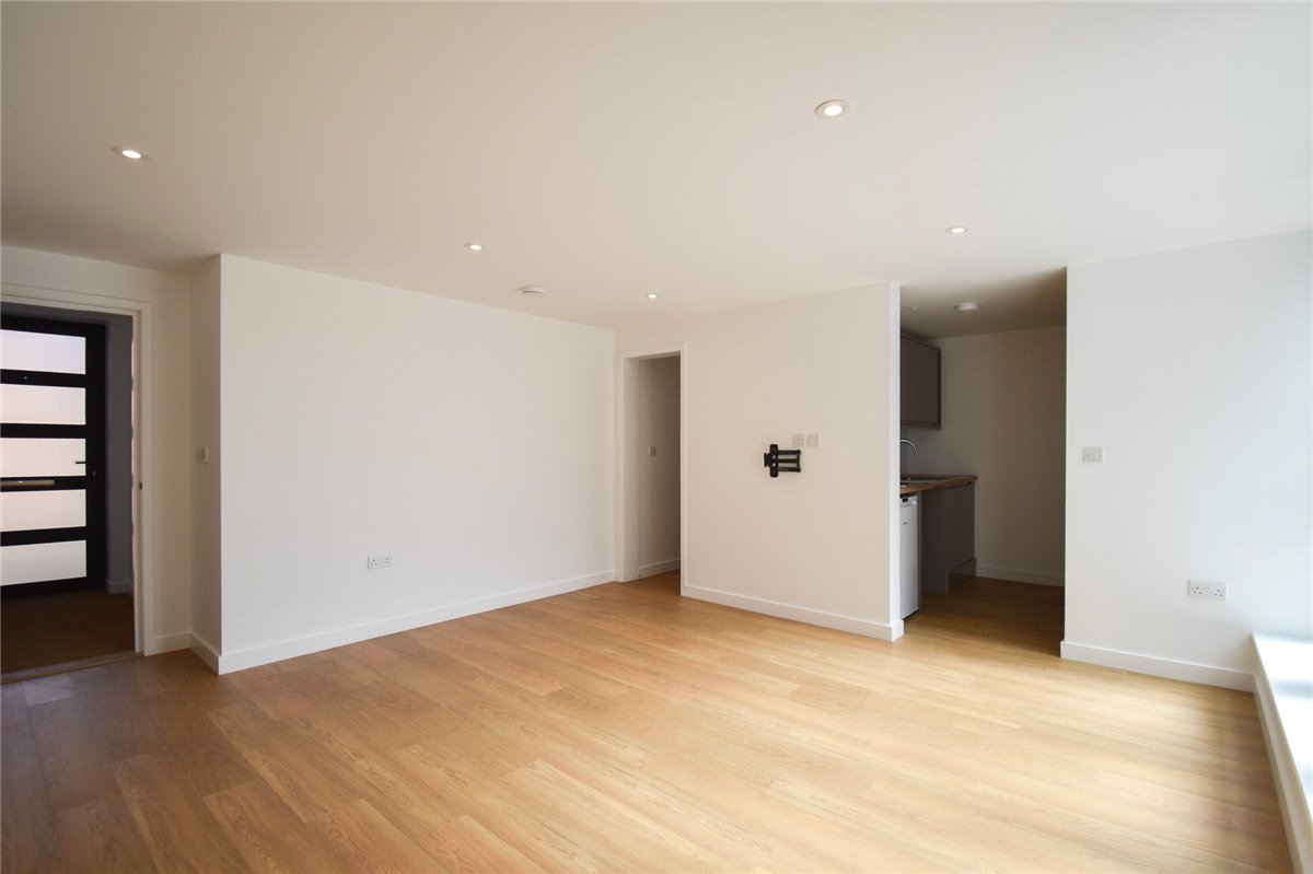 1 bedroom Flat, Wellington Court, Wellington Street, CB1 - Available, Image 1