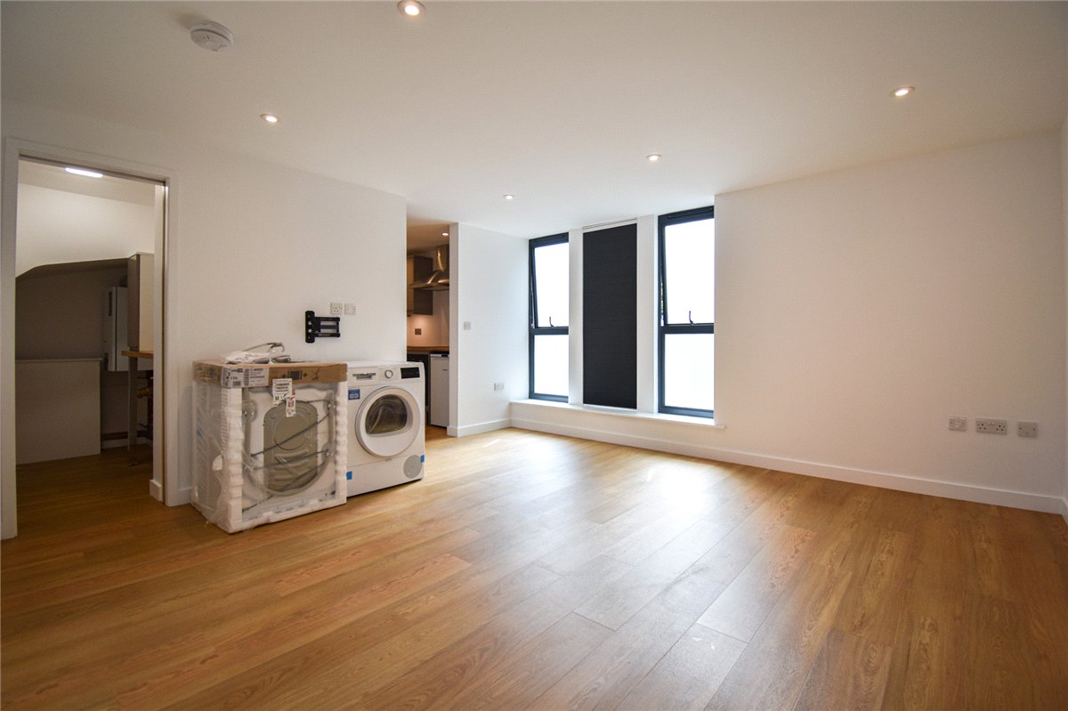 1 bedroom Flat, Wellington Court, Wellington Street, CB1 - Available, Image 1
