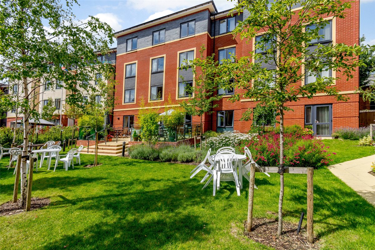 2 bedroom Flat, West Street, Newbury, RG14 - Available