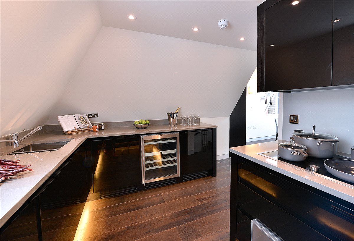 2 bedroom Flat, Duke Street, Mayfair, W1K - Available, Image 9