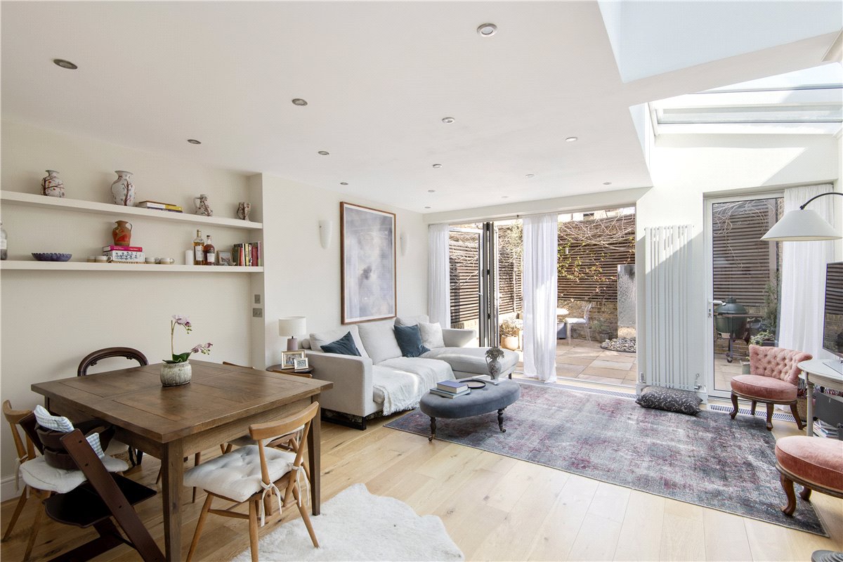 2 bedroom Flat, Webb's Road, Between The Commons, SW11 - Available