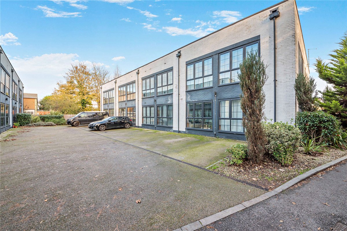 1 bedroom Flat, Kelvin Road, Newbury, RG14 - Available