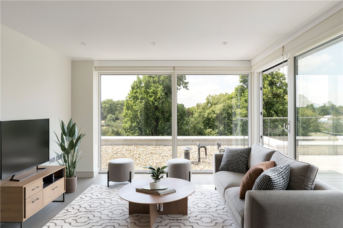 3 bedroom Flat, Broomhouse Lane, London, SW6 - Available, Image 1