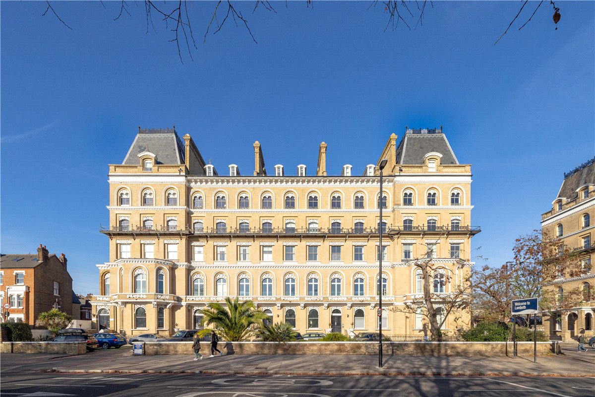 2 bedroom Flat, Clapham Common North Side, London, SW4 - Available