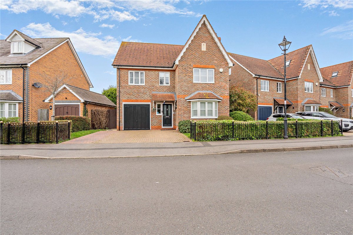 6 bedroom House, Dorneywood Way, Newbury, RG14 - Sold STC