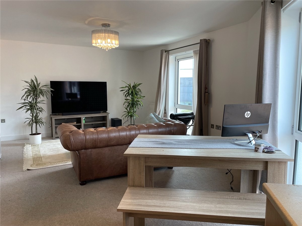 2 bedroom Flat, Park Way, Newbury, RG14 - , Image 2