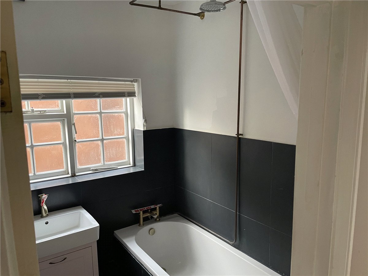2 bedroom Flat, Charnham Court, Hungerford, RG17 - Sold STC, Image 6