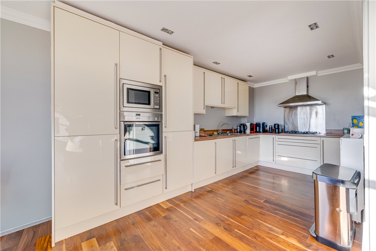 2 bedroom Flat, Clapham Common North Side, London, SW4 - Available, Image 2