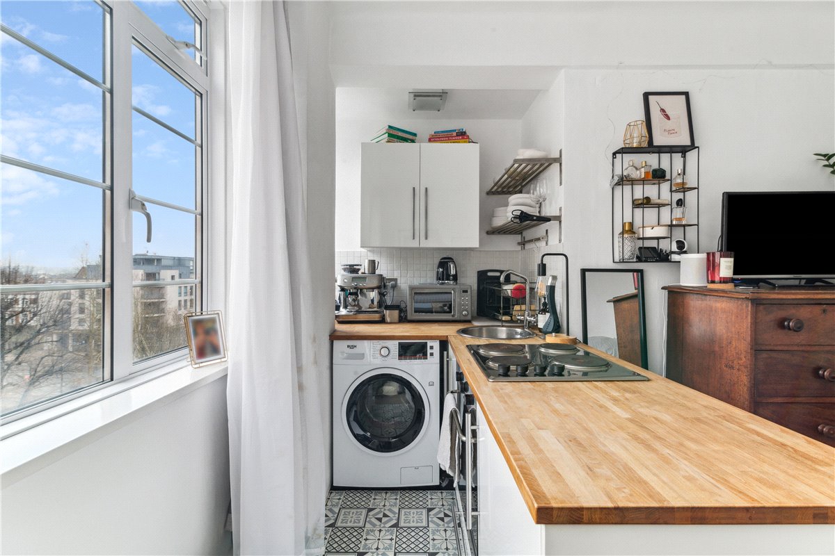 1 bedroom Flat, Balham High Road, London, SW17 - , Image 1