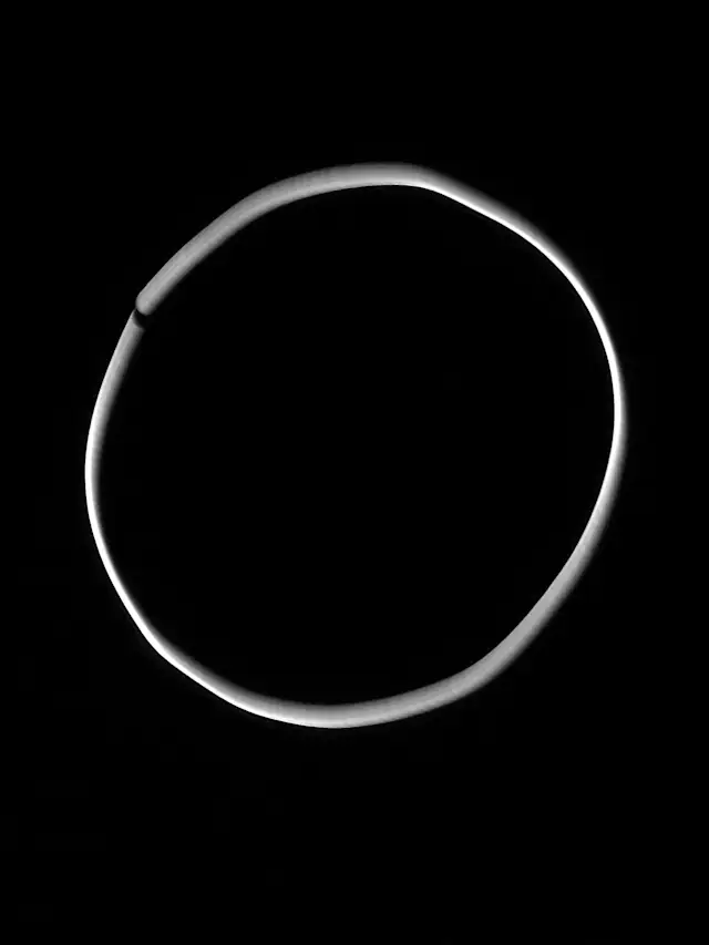 Pak Sheung Chuen, Using the Light of the Waning Moon to Draw a Full Moon, 2007.9.5, Photography