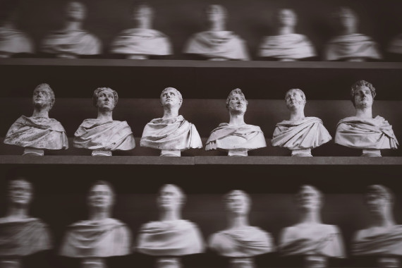 estátuas de grandes filósofos em mármore 