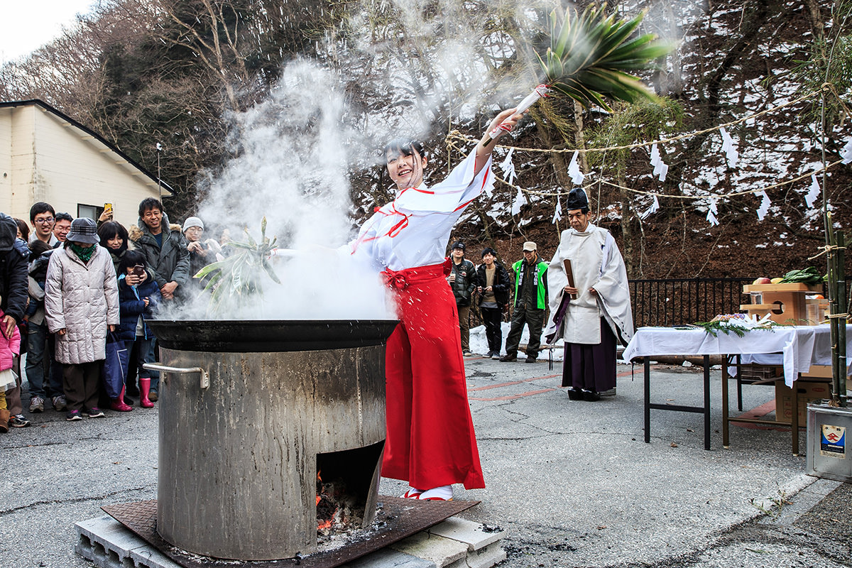 เทศกาลพรมน้ำที่ชิมะออนเซ็น