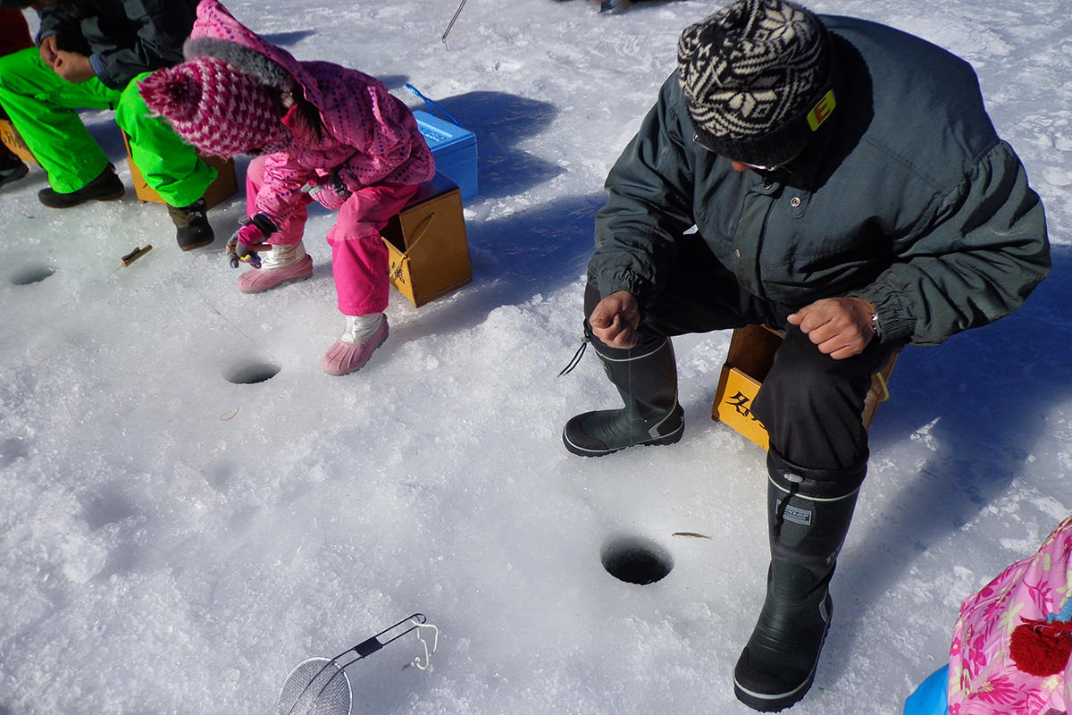 การตกปลาวาคาซางิบนน้ำแข็ง ทะเลสาบอาคางิ